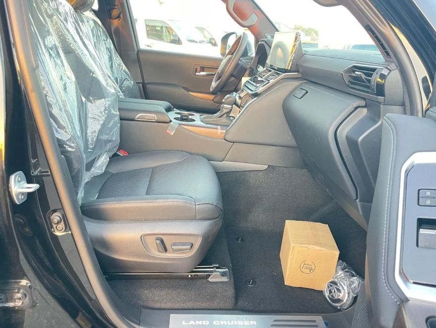 Toyota Land Cruiser 300 Premium Hybrid