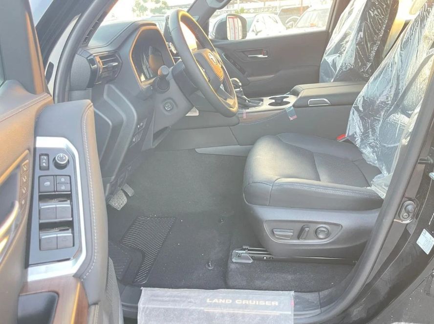 Toyota Land Cruiser 300 Premium Hybrid