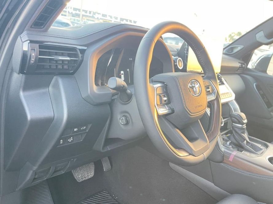 Toyota Land Cruiser 300 Premium Hybrid